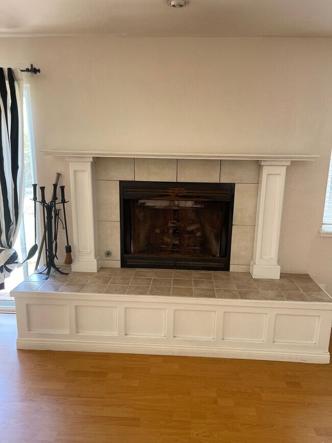 Building Photo - 3BR/2BA   By the beach.