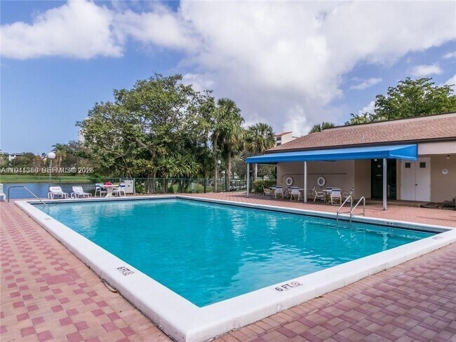 Building Photo - 2316 S Cypress Bend Dr