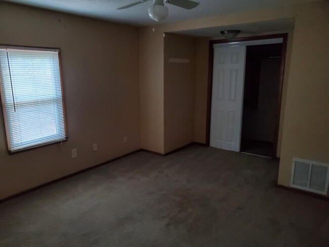 Building Photo - 2 bed 1 bath house with central heat and a...