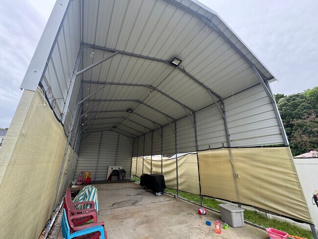 Building Photo - Spacious Three Bedroom Home