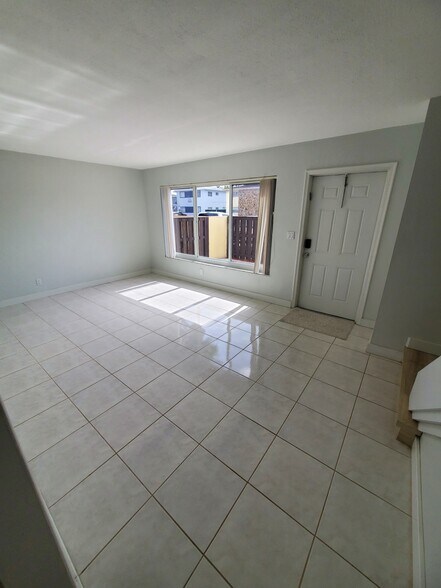 Building Photo - 3652 SW 60th Ter