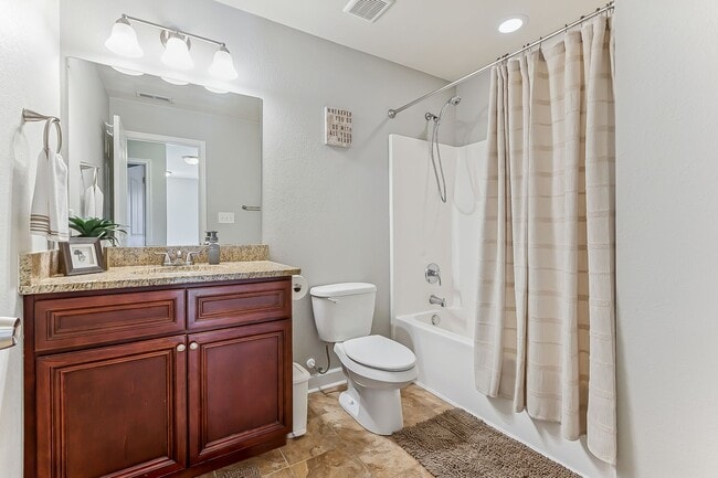 Building Photo - Stunning home in Norfolk!