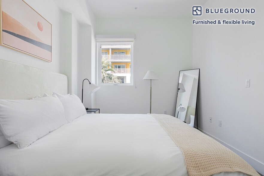 Building Photo - 760 S Serrano Ave