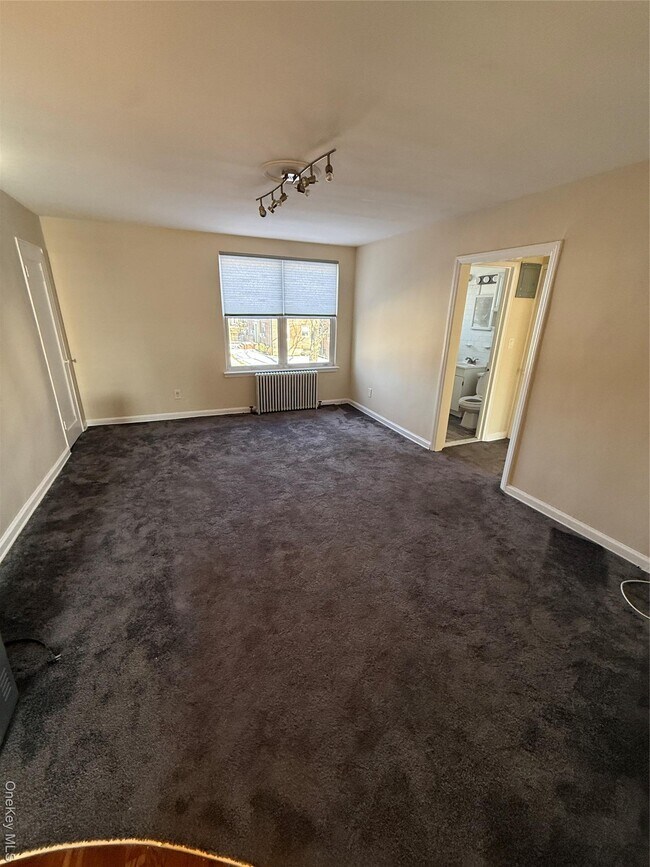 Building Photo - 194-20 39th Ave