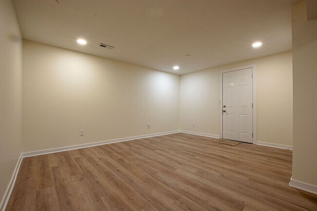 Building Photo - Beautifully Remodeled 3 Bedroom / 2 Bath i...
