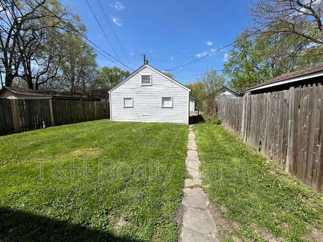 Building Photo - 608 N Chester Ave