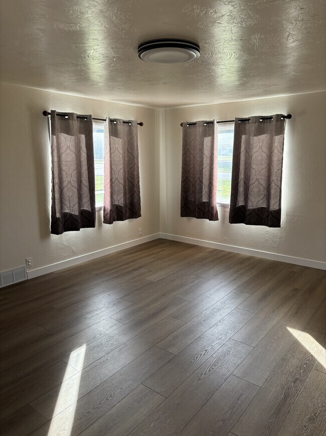 Building Photo - 296 S 100 E