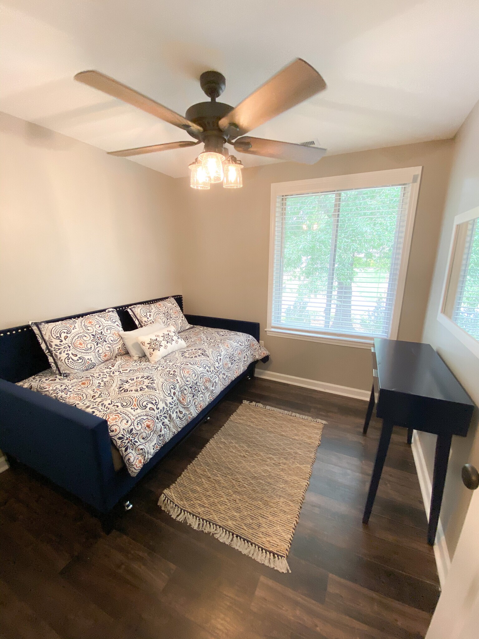 Twin bedroom with trundle bed - 11501 Five Cedars Rd