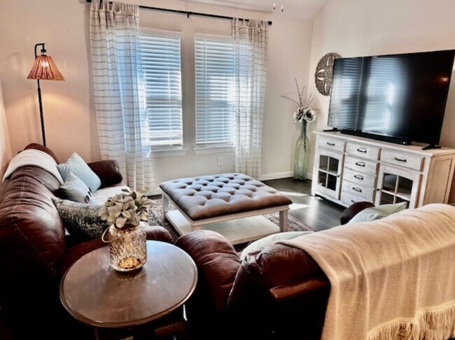 Building Photo - Like New 1 story 4 bedroom home just off D...