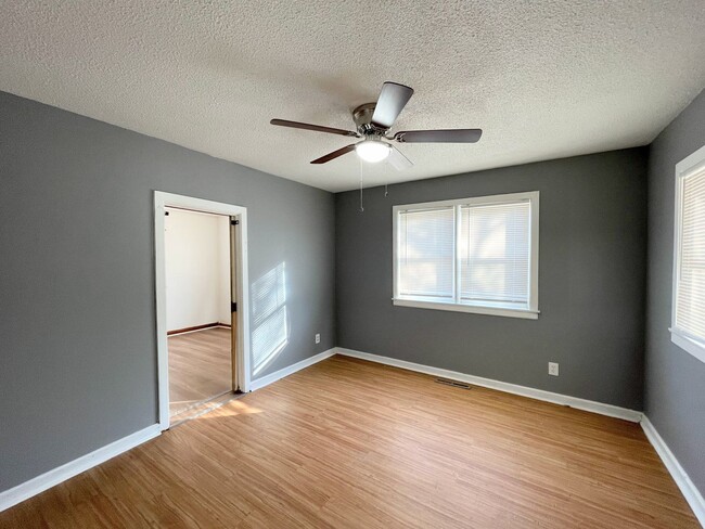 Building Photo - 2 Bed 1 Bath with 2-Car Detached Garage