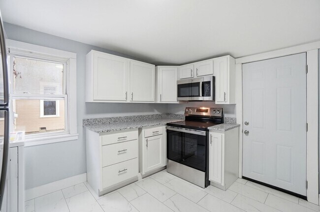 Building Photo - 44 5 Oaks Ave