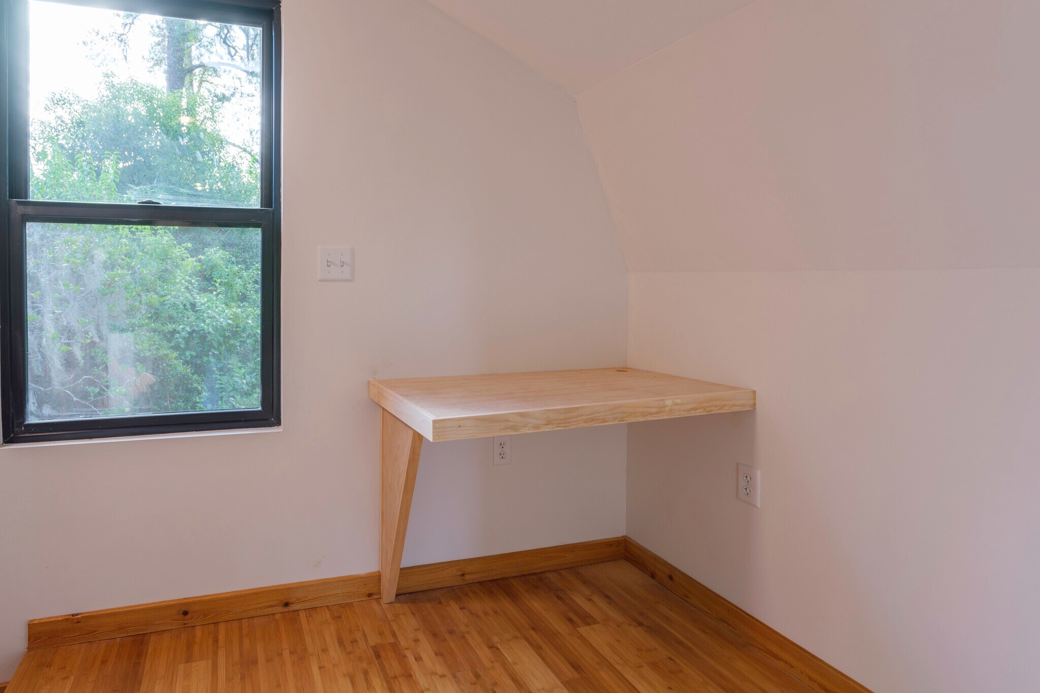 Work space with built-in desk - 10 Linden Dr