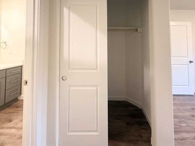 Building Photo - 505-507 NW Hillcrest Dr