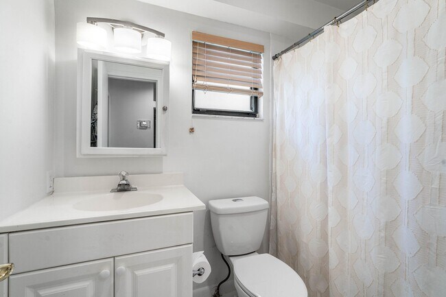 Building Photo - 6403 Eastpointe Pines St