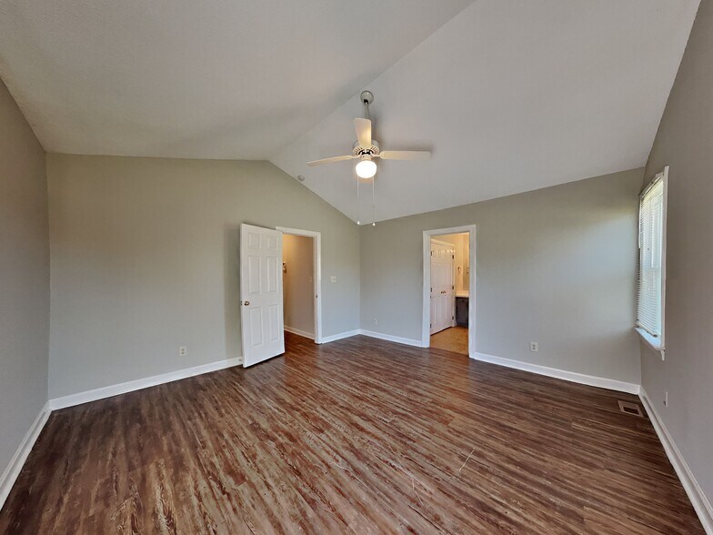 Building Photo - 3016 Lindsay Dr