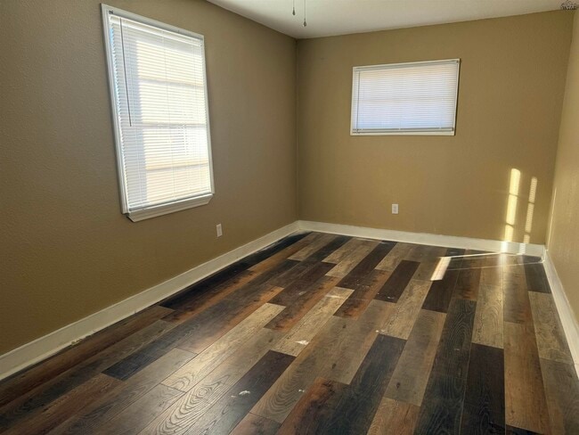 Building Photo - 1325 Oakhurst Dr