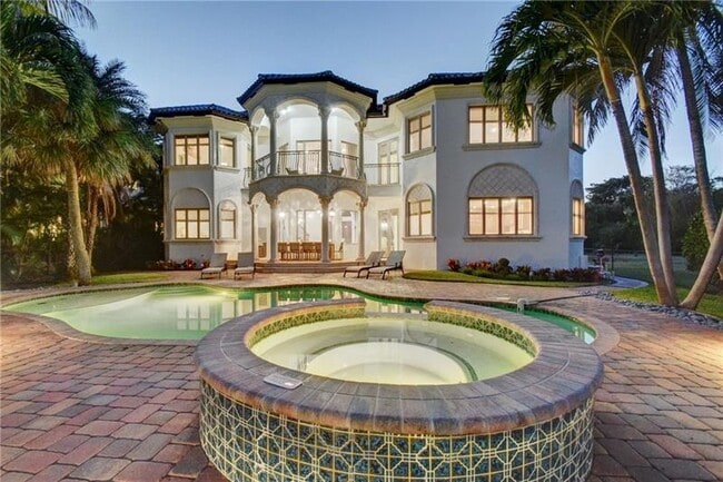 Building Photo - 1320 S Lakeside Dr