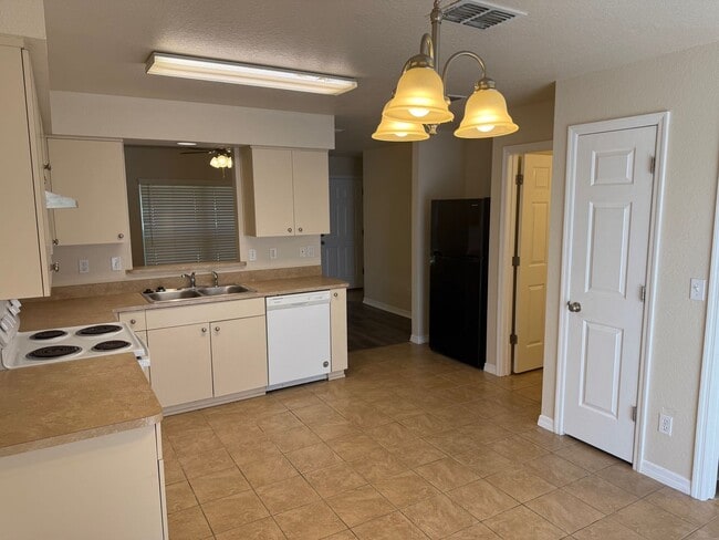 Building Photo - 2 Bedroom, 2 1/2 Bathroom Apartment
