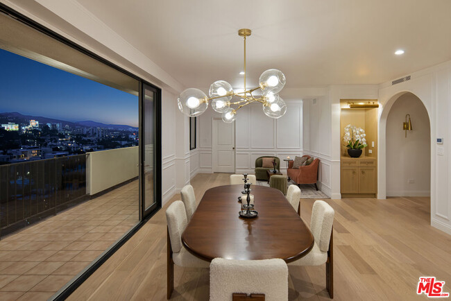 Building Photo - 818 N Doheny Dr