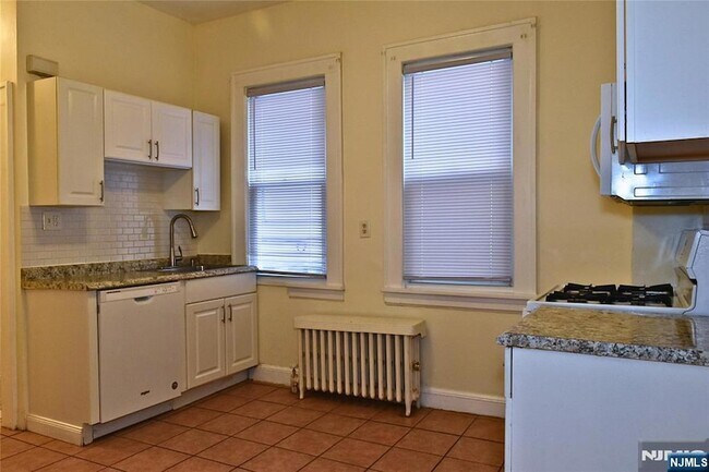 Building Photo - 139 Ray St