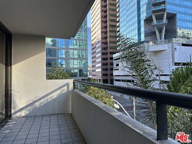 Building Photo - 600 W 9th St