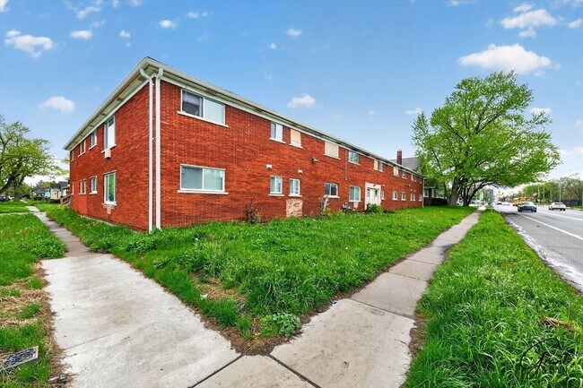 Building Photo - $995 - $1200 - Spacious 1 bedroom Apartments