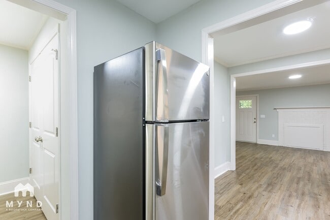 Building Photo - 400 Cherry St