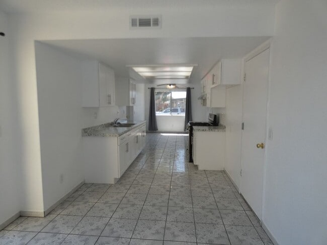 Building Photo - Cozy 2 bedroom 2 bath House with 2 Car Garage