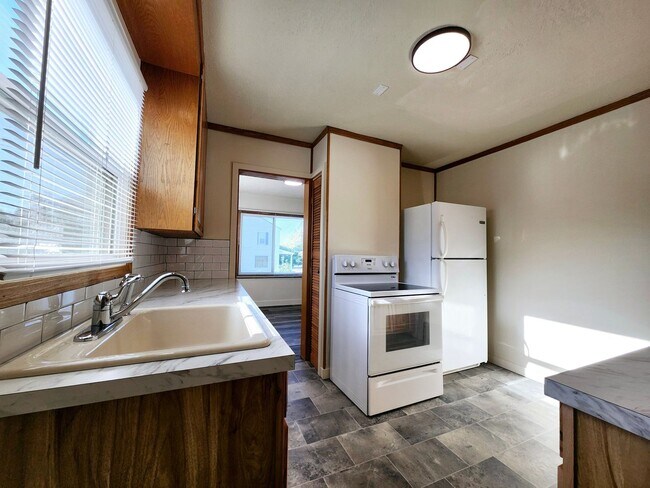 Building Photo - Pet Friendly, Fully Fenced Richland Duplex!