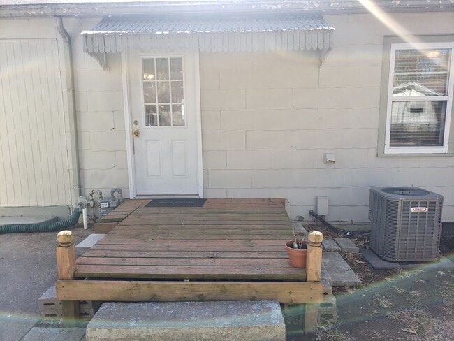 Building Photo - Charming Bunglow in Delaware Neighborhood Close To MSU & Mercy Hospital