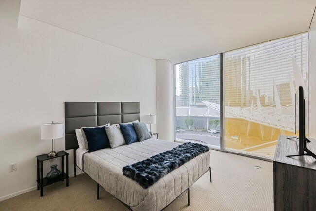 Building Photo - Luxurious premium corner unit nearly 1600 sq ft., Impeccably furnished-turn key- 2 bedroom 2 bath...