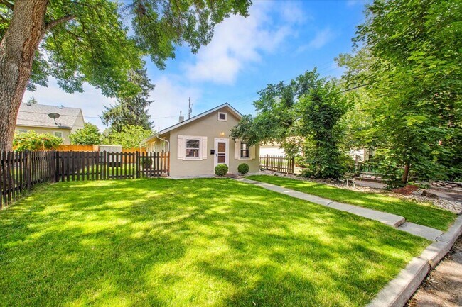 Building Photo - Adorable Guest Cottage in the North End!