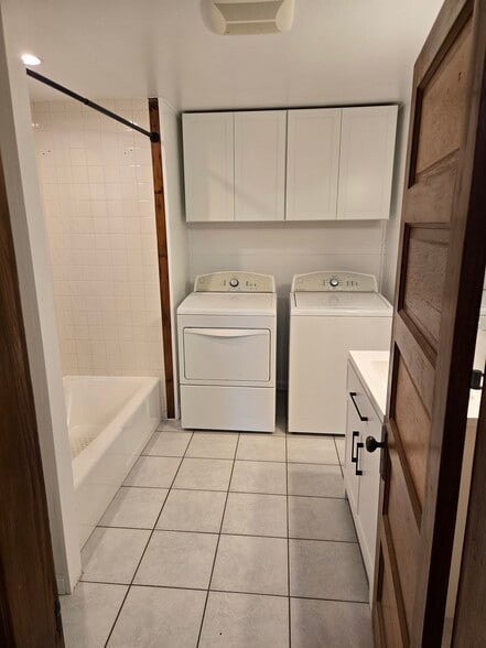 Building Photo - 521 Riverside Dr