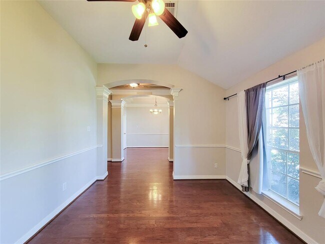 Building Photo - 3218 Vanity Dr