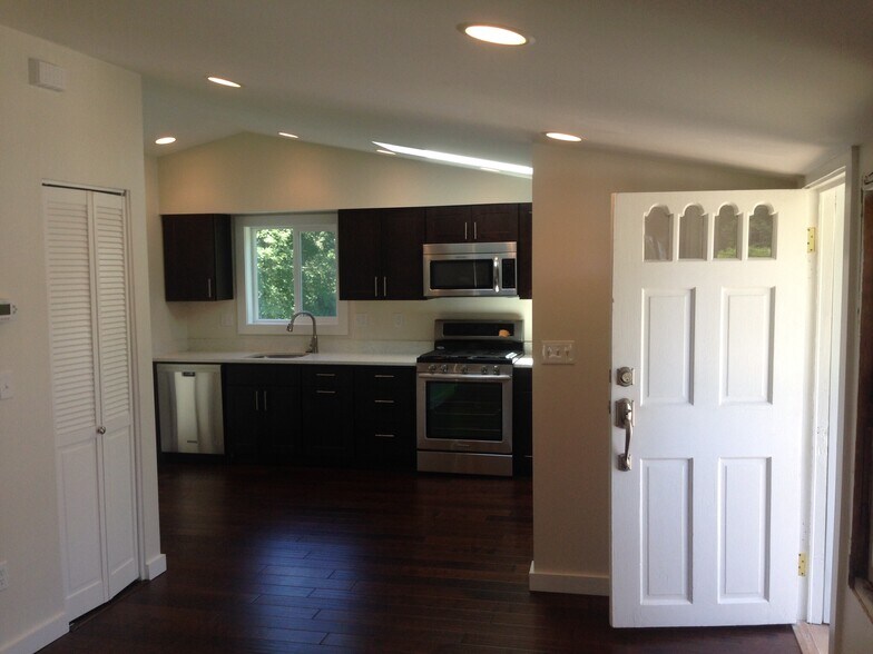 Building Photo - 7 Maverick St