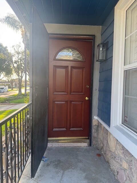 Entryway - 445 W Ellis Ave