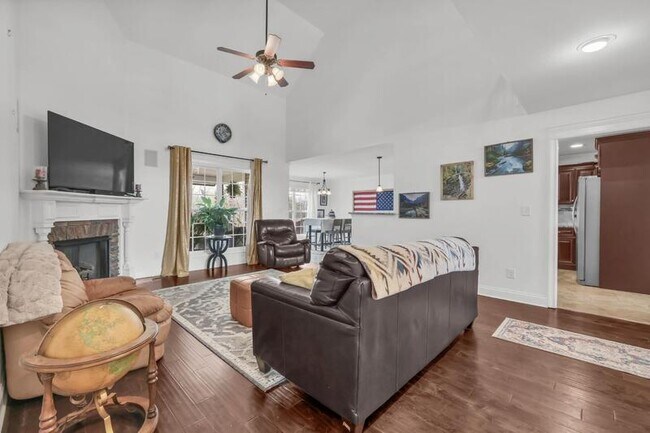 Building Photo - 820 Carousel Ct