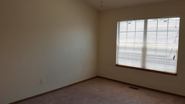 Building Photo - Nice 3 bedroom, 2 1/2 bath Townhome in North Colorado Springs