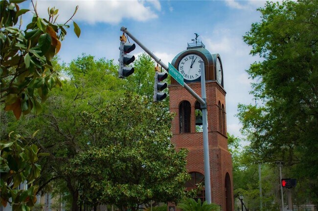 Building Photo - 211 SE 9 St