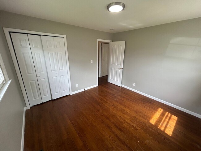 Building Photo - 3 Bedroom Brick Home with Hardwood Floors, Garage & Large Backyard