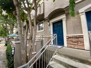 Building Photo - Great Tri-Level Townhome in Coastal Carlsbad Location!