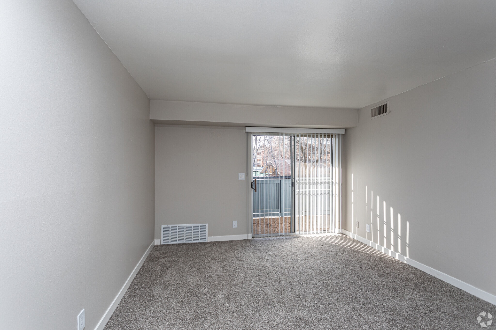 1BR, 1BA - 820SF - Monaco Apartments