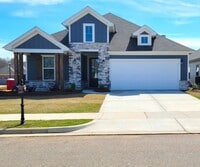 Building Photo - BEAUTIFUL HOME in the Desirable Hedgefield subdivision in Prattville.