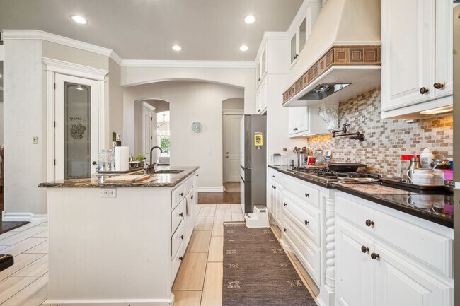 Building Photo - Stunning 5 bedroom 4.5 bath in Stonebrooke...