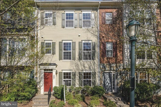 Building Photo - 207 Garden View Way