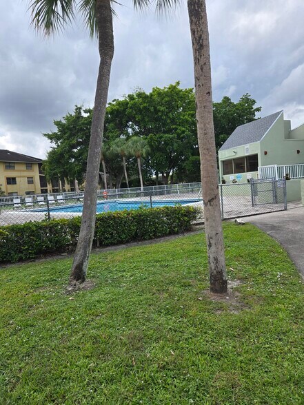 Building Photo - 8917 NW 28th Dr