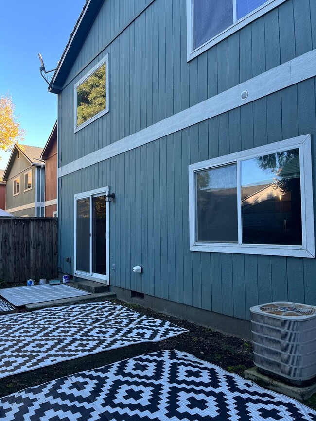 Building Photo - 2 Bedroom 2.5 Bath House