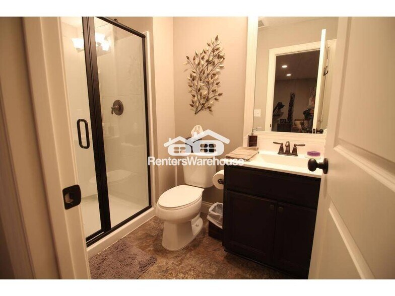 Building Photo - 8411 Larch Ln N