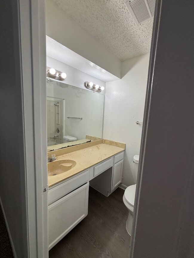 Building Photo - 2105 Courtney St