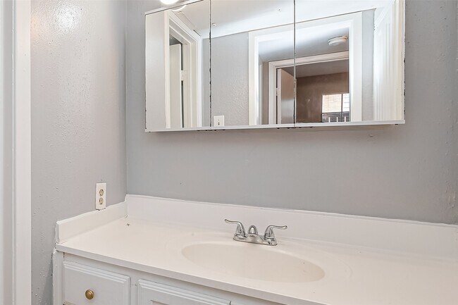 Building Photo - 9090 S Braeswood Blvd
